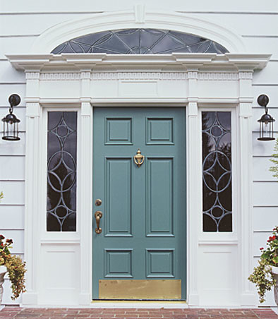 На фото: входная дверь в классическом стиле с одностворчатой входной дверью