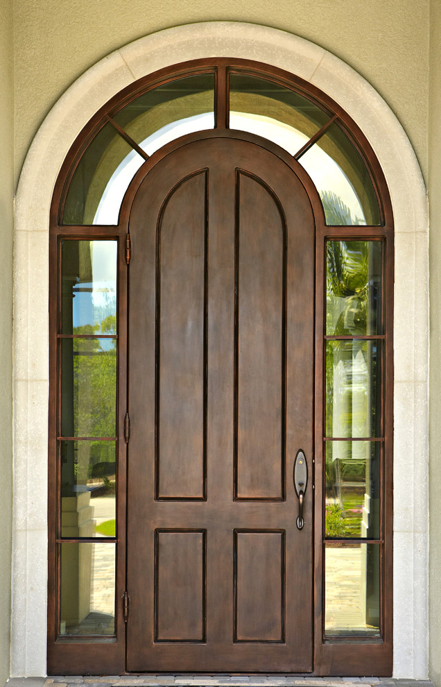 Foto di una grande porta d'ingresso tradizionale con una porta singola e una porta in metallo