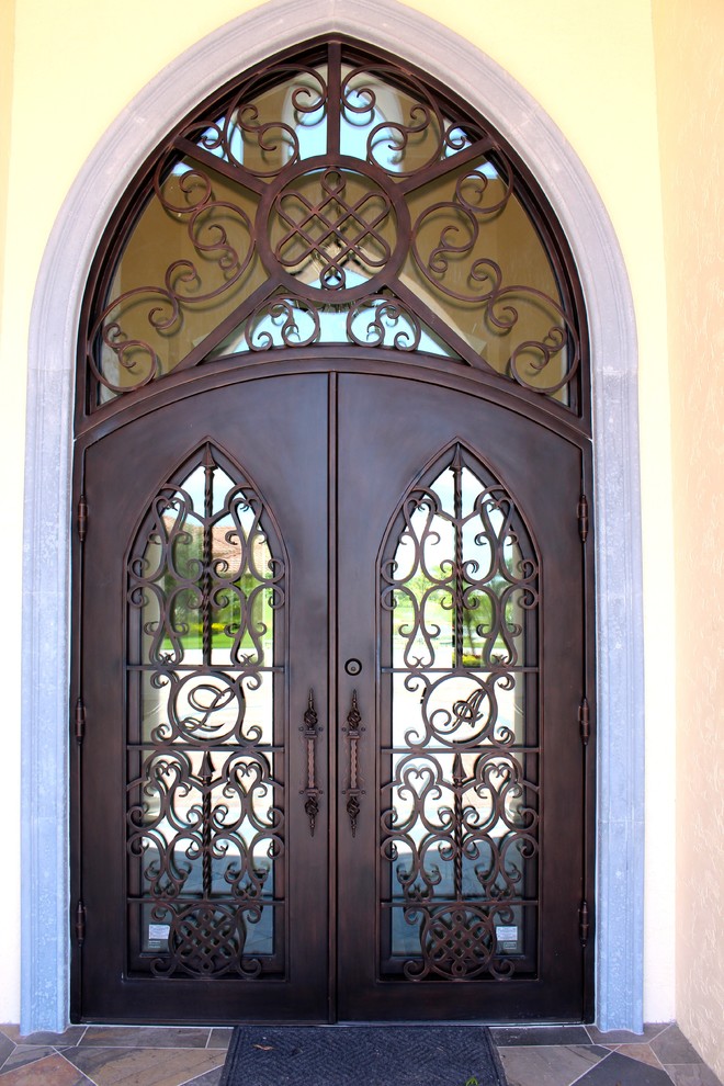 Стильный дизайн: большая входная дверь в средиземноморском стиле с двустворчатой входной дверью и металлической входной дверью - последний тренд