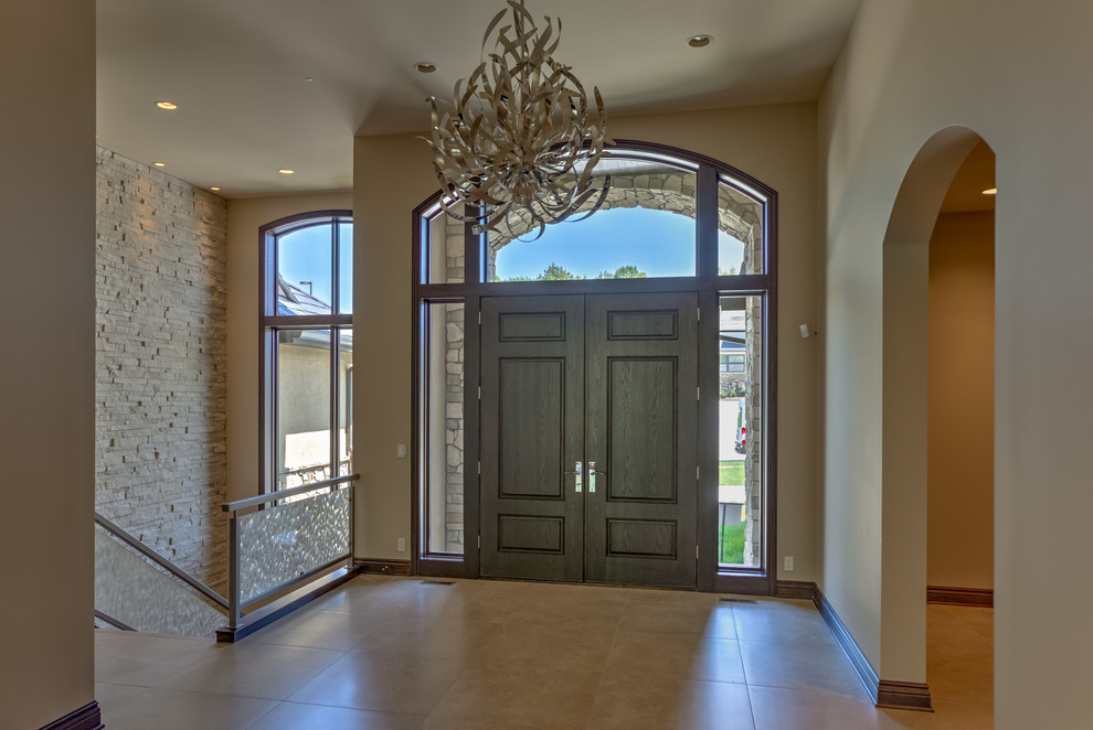 Idee per una grande porta d'ingresso classica con pareti beige, pavimento con piastrelle in ceramica, una porta a due ante, una porta grigia e pavimento beige
