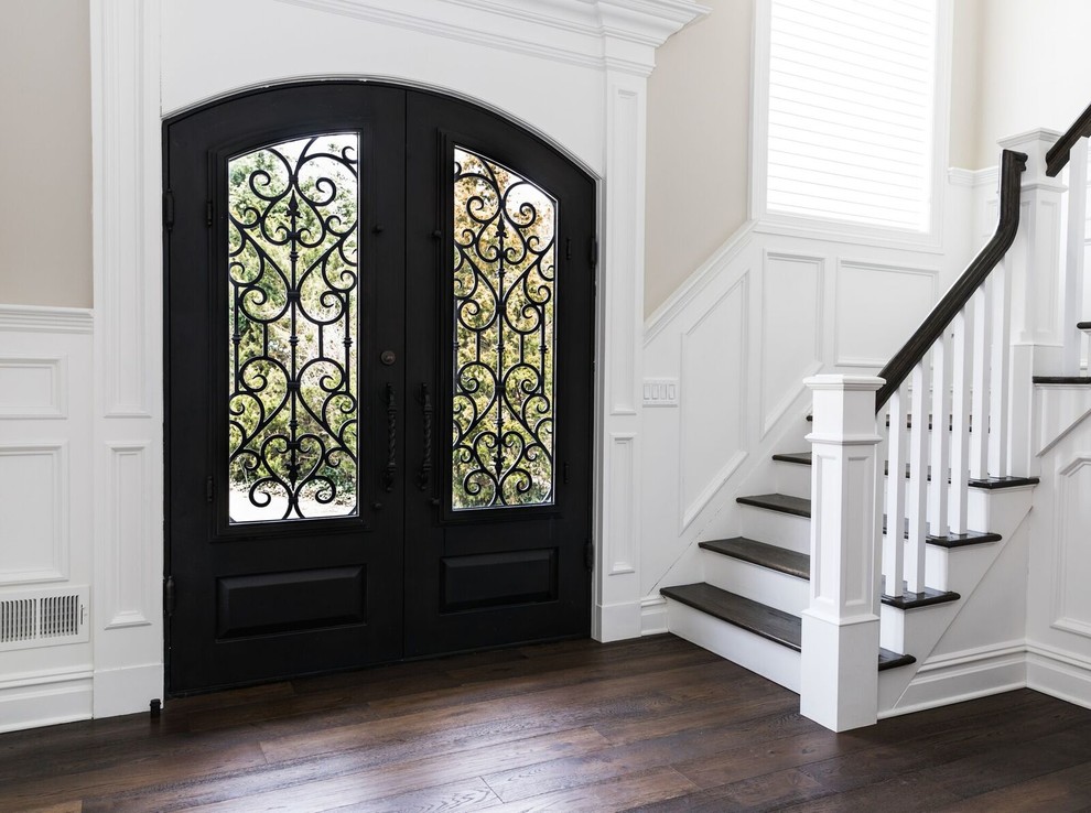 Große Klassische Haustür mit beiger Wandfarbe, dunklem Holzboden, Doppeltür, Haustür aus Metall und braunem Boden in New York