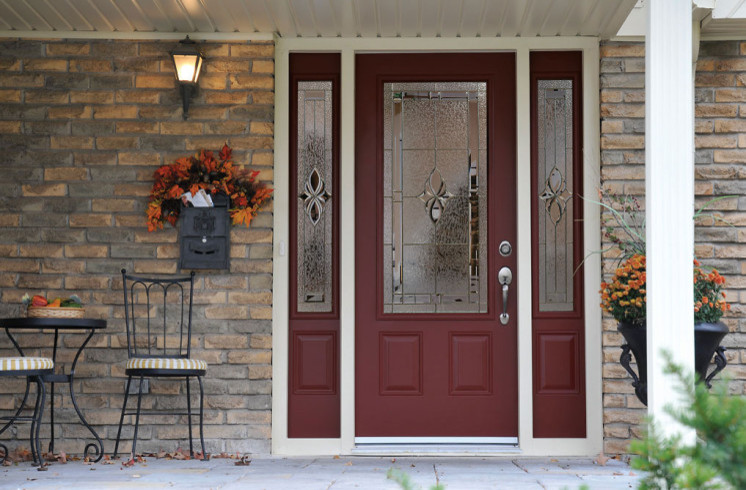 Imagen de puerta principal tradicional de tamaño medio con puerta simple y puerta roja
