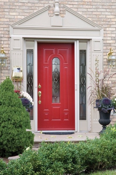 Пример оригинального дизайна: входная дверь среднего размера в классическом стиле с одностворчатой входной дверью и красной входной дверью