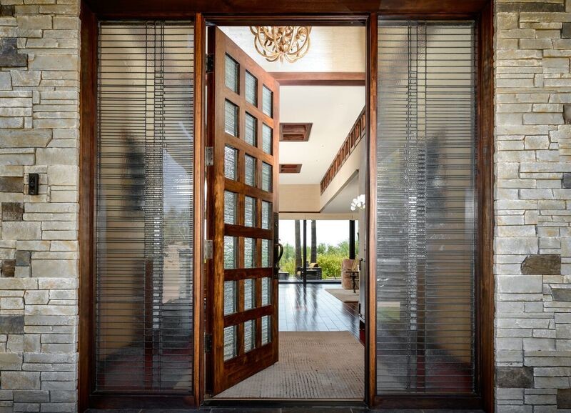 Große Stilmix Haustür mit bunten Wänden, braunem Holzboden, Einzeltür, dunkler Holzhaustür und braunem Boden in Phoenix
