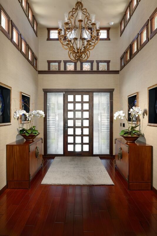 Foto di una grande porta d'ingresso boho chic con pareti multicolore, pavimento in legno massello medio, una porta singola, una porta in legno scuro e pavimento marrone
