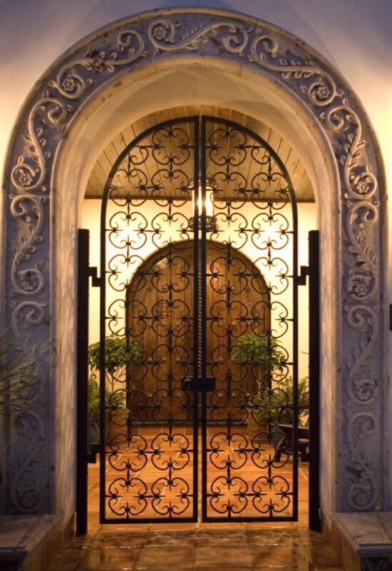 Diseño de entrada mediterránea grande con paredes beige, suelo de baldosas de terracota, puerta doble, puerta de madera oscura y suelo marrón