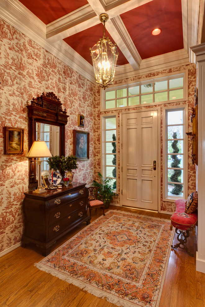 На фото: прихожая: освещение в классическом стиле с одностворчатой входной дверью и белой входной дверью