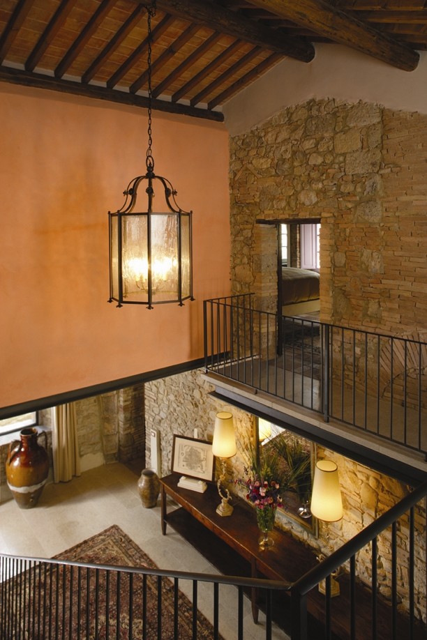 Idéer för en klassisk entré, med orange väggar och klinkergolv i porslin