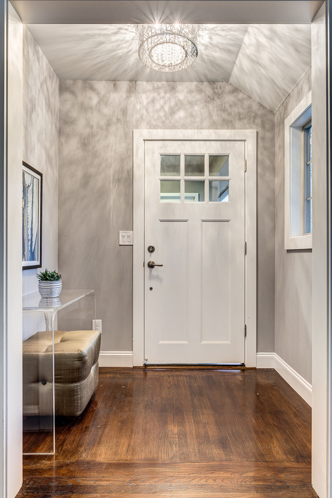 Источник вдохновения для домашнего уюта: узкая прихожая среднего размера в стиле неоклассика (современная классика) с серыми стенами, паркетным полом среднего тона, поворотной входной дверью и белой входной дверью