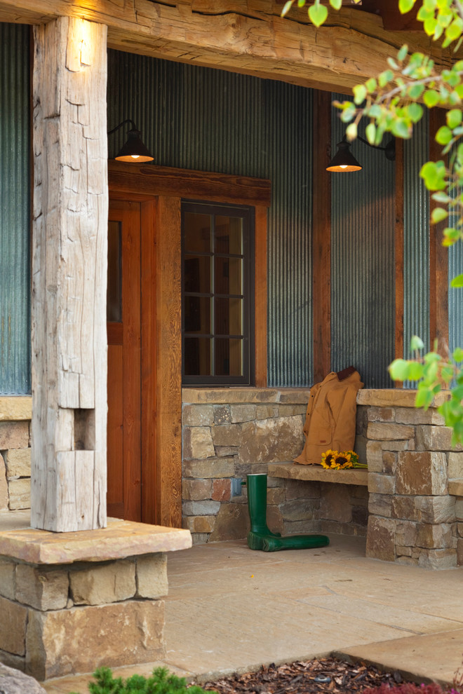 Foto de puerta principal de estilo de casa de campo grande con puerta simple y puerta marrón