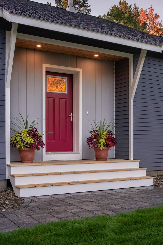 Diseño de puerta principal campestre de tamaño medio con paredes grises, puerta simple y puerta roja