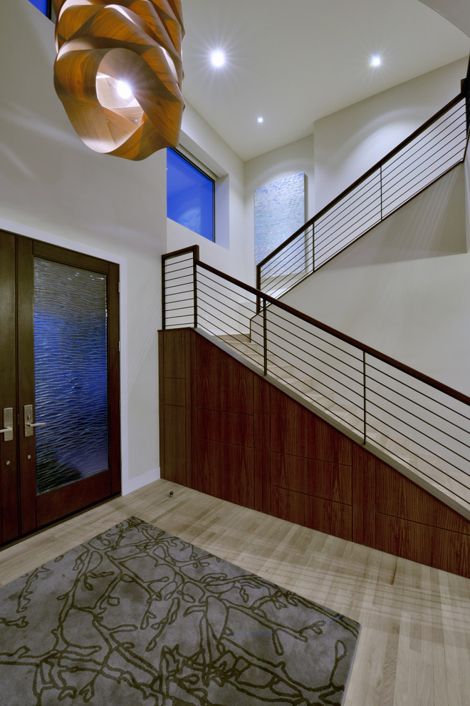 Große Moderne Haustür mit beiger Wandfarbe, hellem Holzboden, Doppeltür und Haustür aus Glas in San Diego