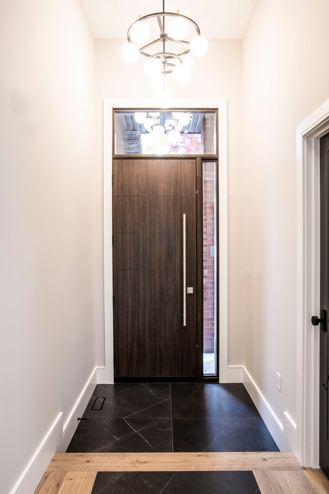 Idee per un ingresso moderno di medie dimensioni con pareti grigie, pavimento in gres porcellanato, una porta singola, una porta in legno scuro e pavimento nero