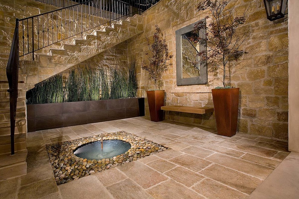 Mittelgroßes Mediterranes Foyer mit beiger Wandfarbe, Keramikboden und Einzeltür in Orange County