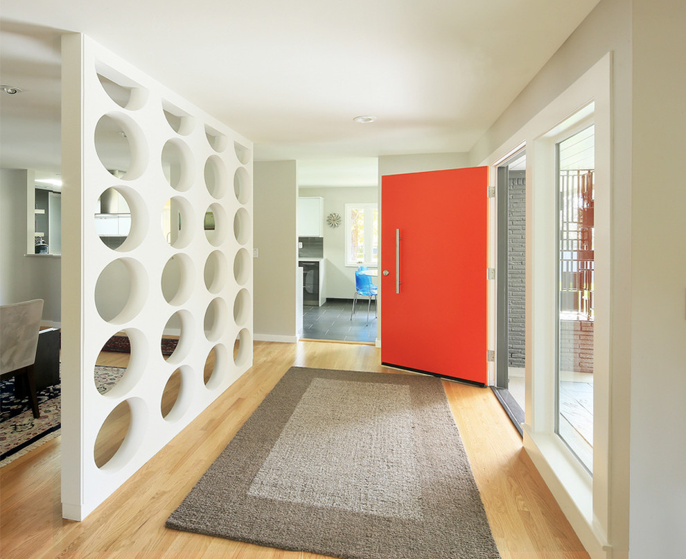 Идея дизайна: прихожая в современном стиле с одностворчатой входной дверью и красной входной дверью
