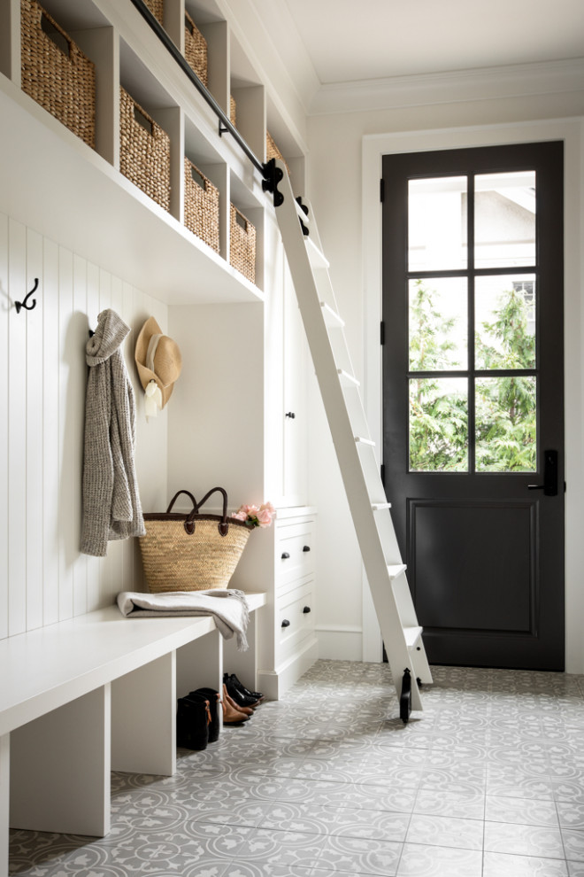 Cette image montre une grande entrée traditionnelle avec un vestiaire, un mur blanc, un sol en carrelage de céramique, une porte simple, une porte noire, un sol gris, un plafond décaissé et du lambris.