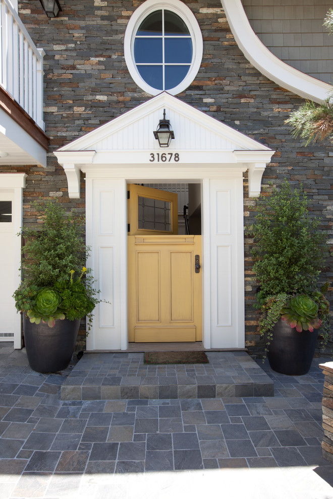 Klassischer Eingang mit Klöntür und gelber Haustür in Orange County