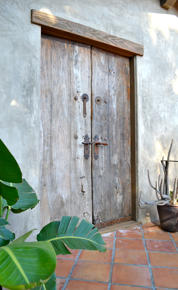 Mediterrane Haustür mit Terrakottaboden, Doppeltür und hellbrauner Holzhaustür in Los Angeles