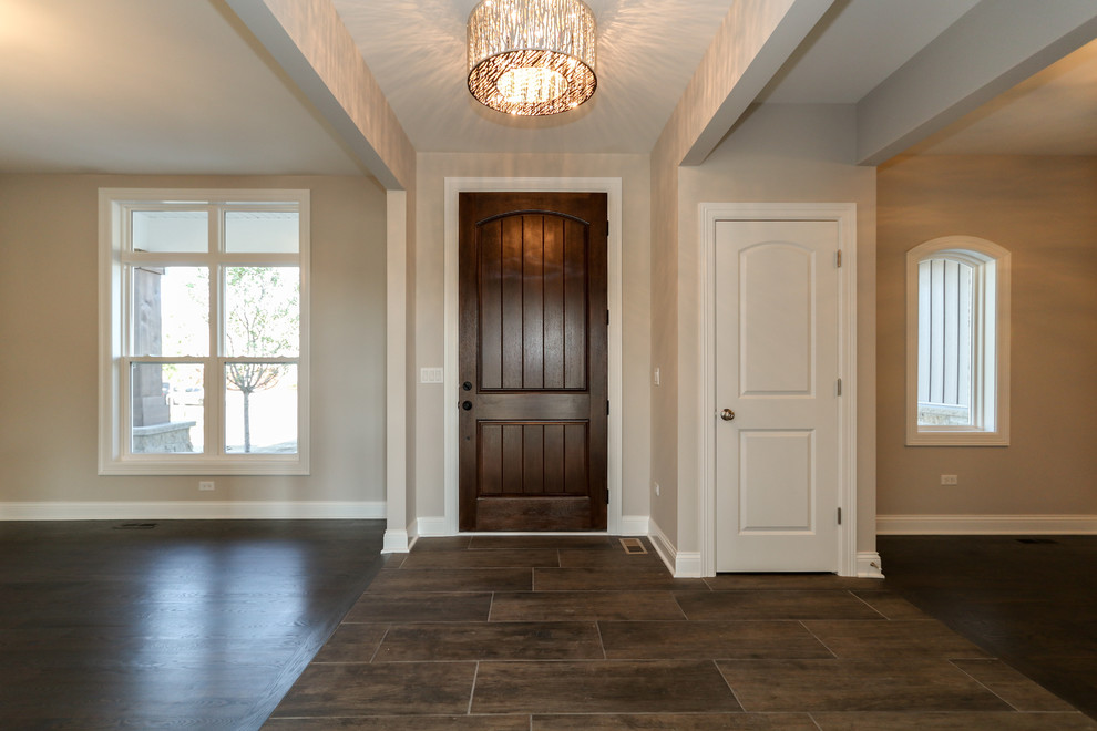 Mittelgroßes Klassisches Foyer mit grauer Wandfarbe, Keramikboden, Einzeltür, dunkler Holzhaustür und grauem Boden in Chicago