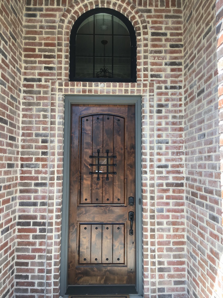 Aménagement d'une porte d'entrée classique de taille moyenne avec un mur beige, parquet foncé, une porte simple, une porte en bois foncé et un sol marron.