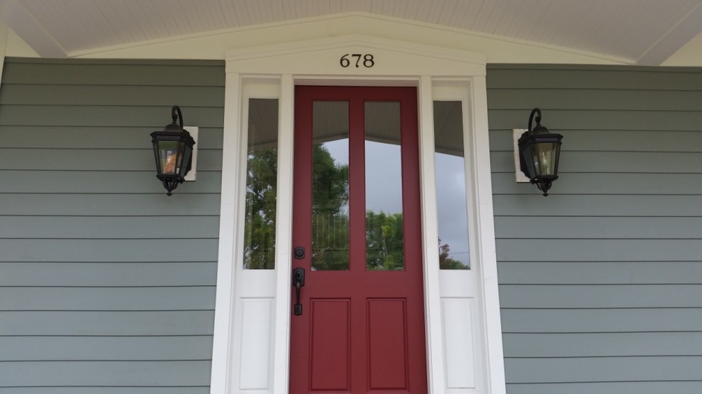 Cette image montre une porte d'entrée traditionnelle de taille moyenne avec une porte simple et une porte rouge.