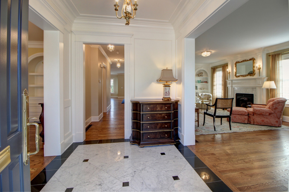 デンバーにある高級な広いトランジショナルスタイルのおしゃれな玄関ロビー (白い壁、テラゾーの床、青いドア) の写真