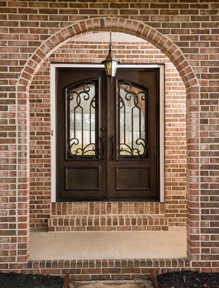 Ispirazione per una grande porta d'ingresso tradizionale con una porta a due ante, pareti rosse e una porta in legno scuro