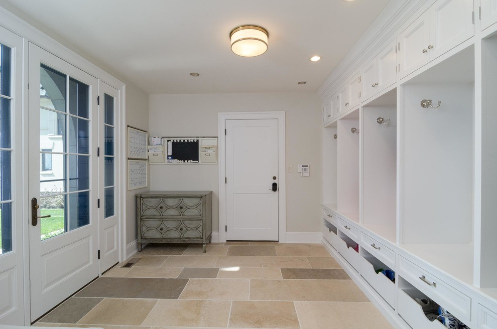 サンフランシスコにあるラグジュアリーな広いトランジショナルスタイルのおしゃれなマッドルーム (白い壁、トラバーチンの床、白いドア、マルチカラーの床) の写真