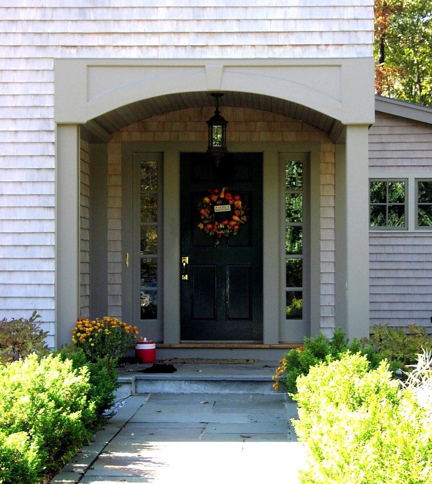Kleine Klassische Haustür mit Einzeltür und dunkler Holzhaustür in Bridgeport
