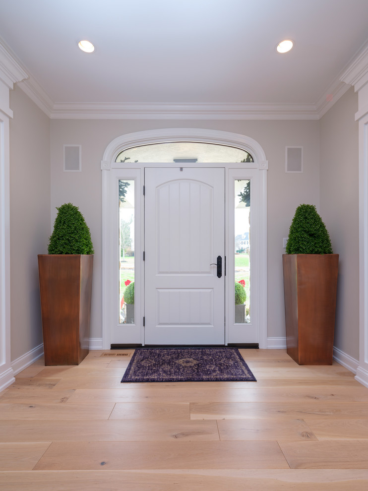 Mittelgroße Klassische Haustür mit grauer Wandfarbe, hellem Holzboden, Einzeltür und weißer Haustür in Philadelphia