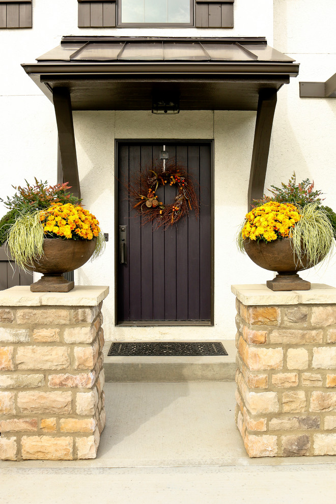 Foto di una porta d'ingresso con una porta singola e una porta marrone