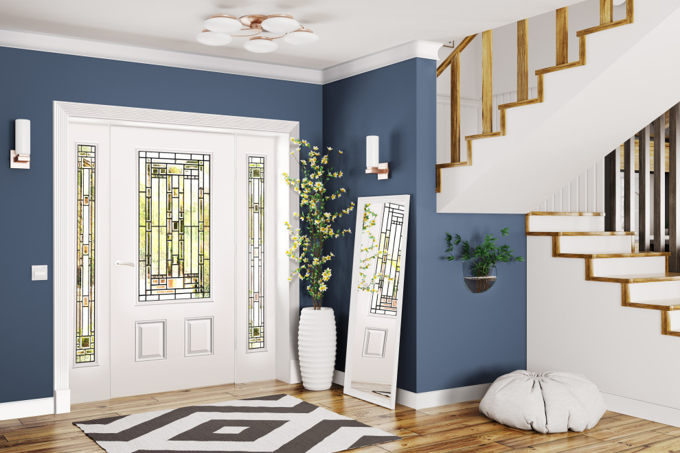 Cette image montre un grand hall d'entrée traditionnel avec un mur bleu, un sol en bois brun, une porte simple, une porte blanche et un sol marron.
