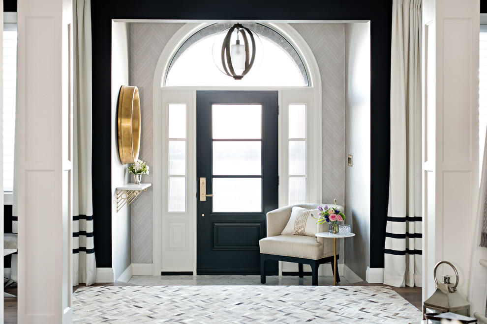 Klassisches Foyer mit grauer Wandfarbe, dunklem Holzboden, Einzeltür und schwarzer Haustür in Toronto