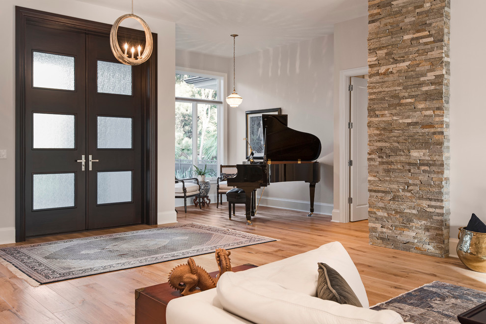 Идея дизайна: маленькая входная дверь в стиле неоклассика (современная классика) с серыми стенами, светлым паркетным полом, двустворчатой входной дверью и входной дверью из темного дерева для на участке и в саду