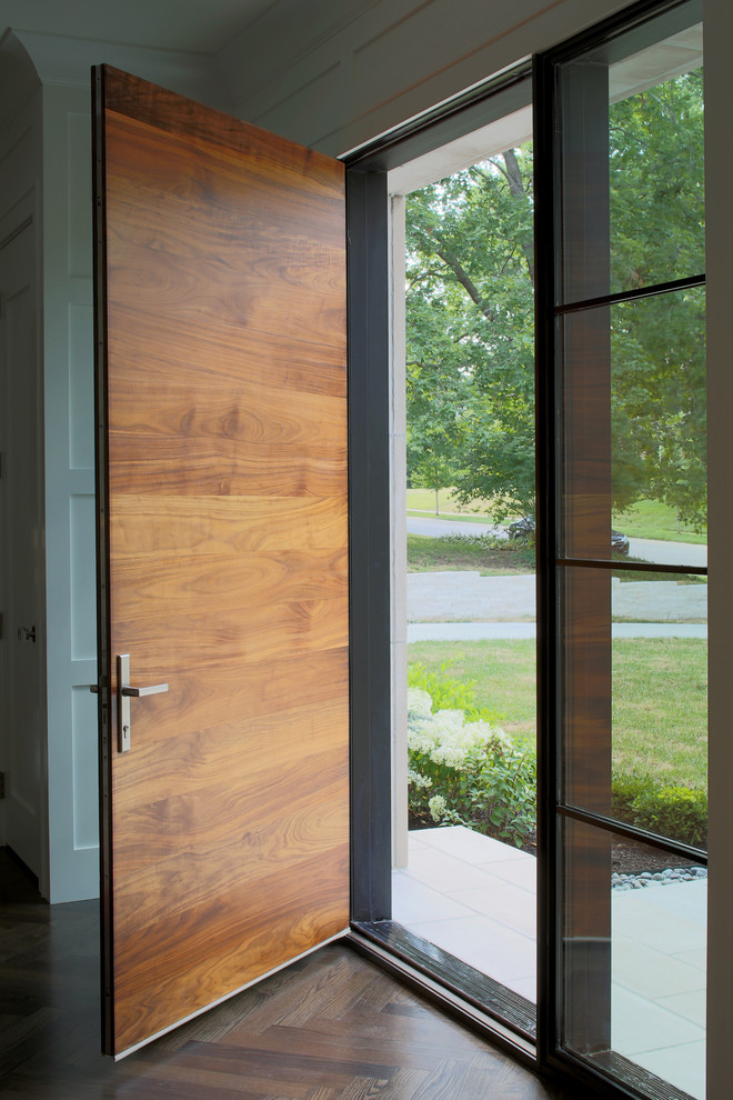 Ispirazione per una grande porta d'ingresso chic con pareti bianche, parquet scuro, una porta singola, una porta in legno bruno e pavimento marrone