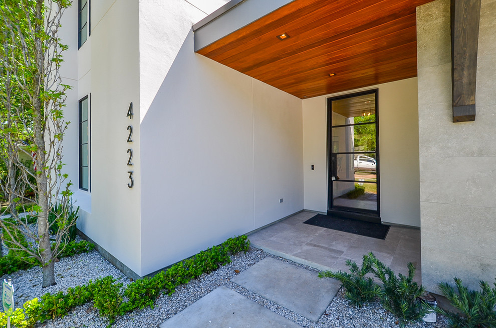 Mittelgroße Klassische Haustür mit weißer Wandfarbe, Travertin, Einzeltür, schwarzer Haustür und grauem Boden in Houston