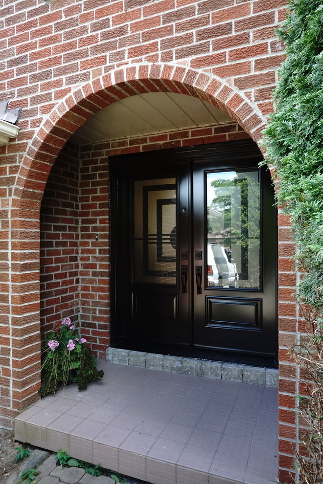 Пример оригинального дизайна: входная дверь в стиле неоклассика (современная классика) с двустворчатой входной дверью и входной дверью из темного дерева