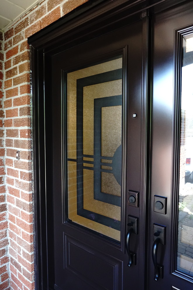 Immagine di una grande porta d'ingresso tradizionale con una porta a due ante e una porta in legno scuro