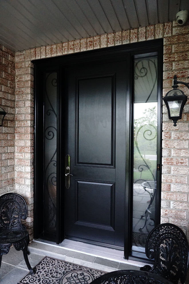 Diseño de puerta principal clásica renovada de tamaño medio con puerta simple y puerta negra
