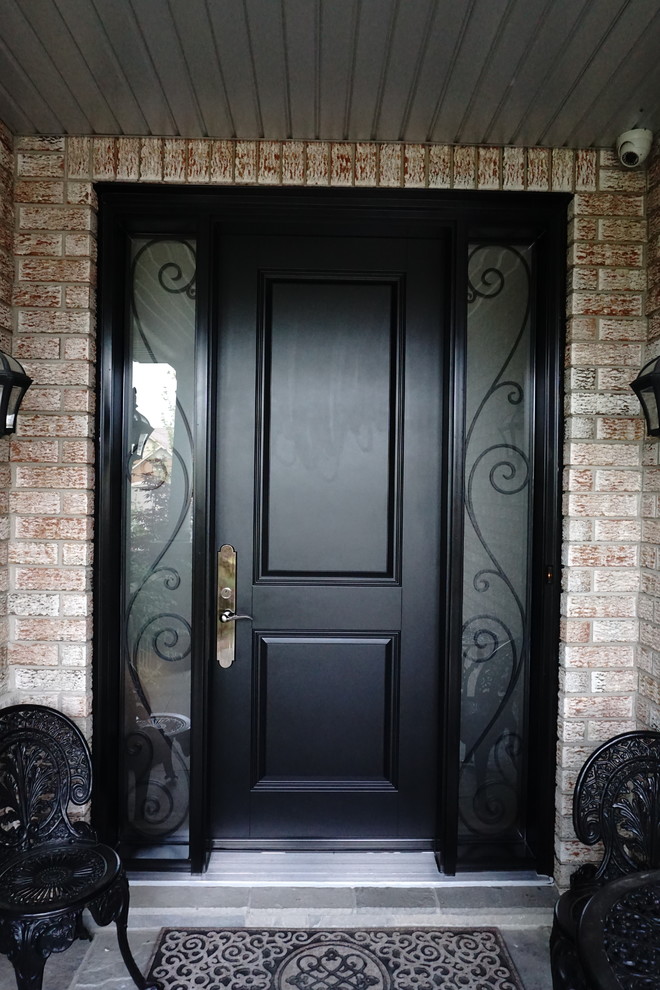 Idéer för att renovera en mellanstor vintage ingång och ytterdörr, med en enkeldörr och en svart dörr