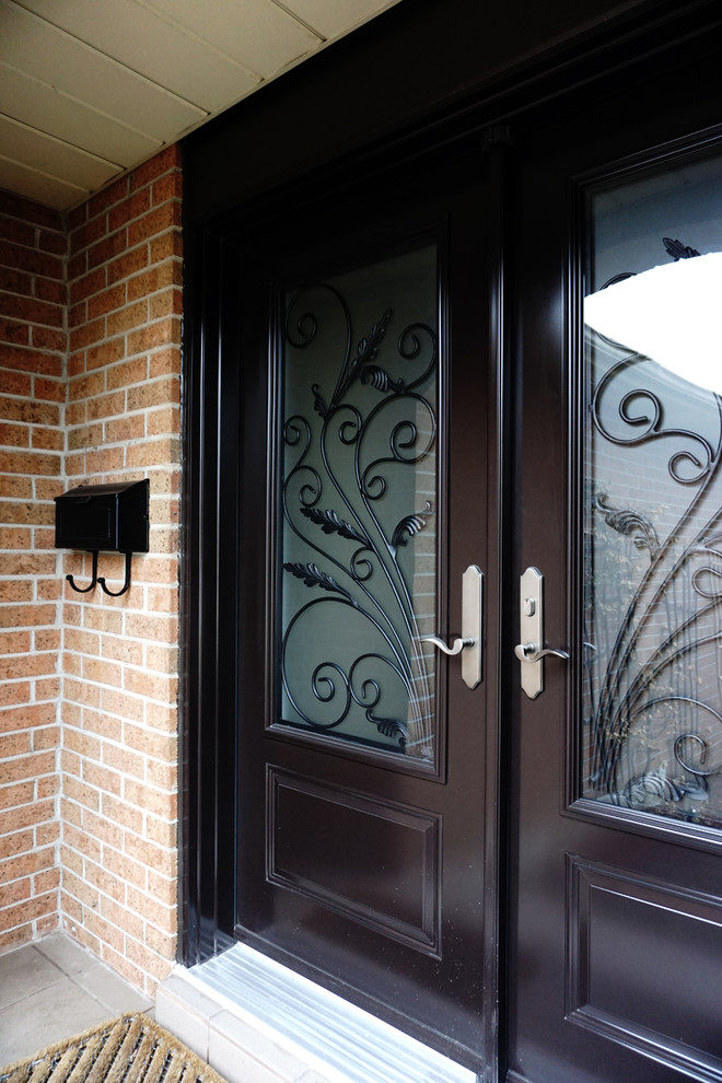 Свежая идея для дизайна: большая входная дверь в стиле неоклассика (современная классика) с двустворчатой входной дверью - отличное фото интерьера