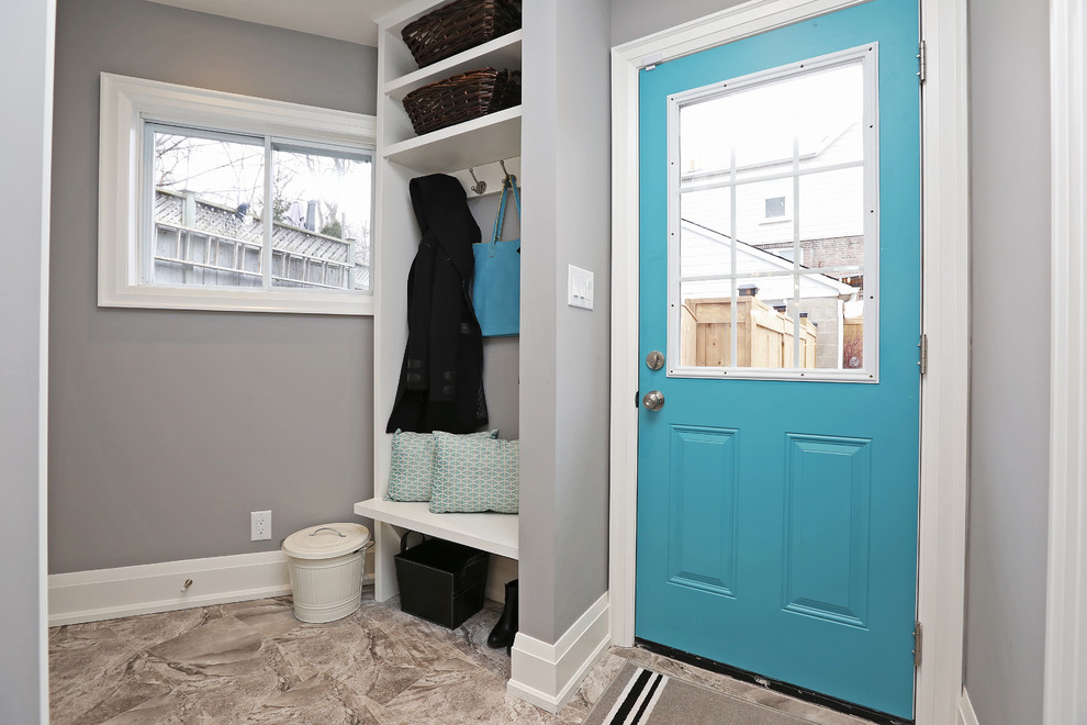 Idée de décoration pour une entrée tradition de taille moyenne avec un vestiaire, un mur gris, une porte simple et une porte bleue.