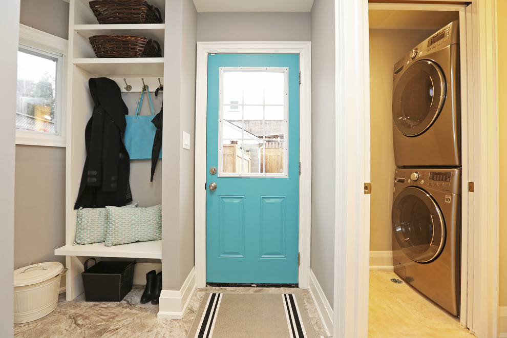 Exemple d'une entrée chic de taille moyenne avec un vestiaire, un mur gris, une porte simple et une porte bleue.