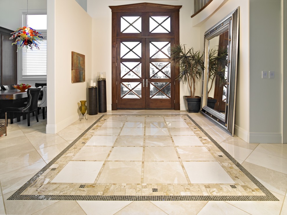 Ispirazione per un grande ingresso chic con pareti beige, pavimento in gres porcellanato, una porta a due ante e una porta in legno bruno