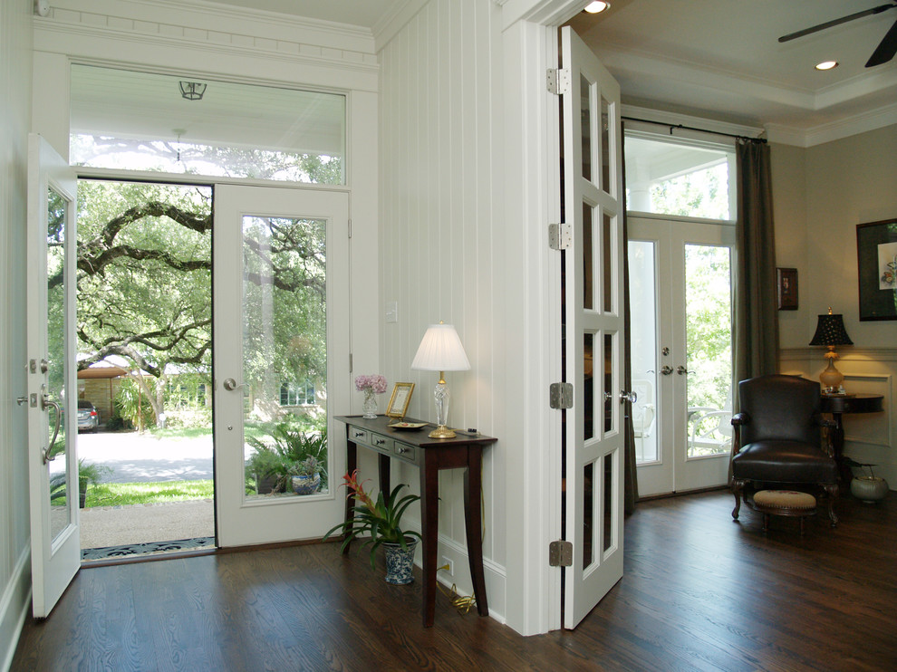 Klassischer Eingang mit dunklem Holzboden, Doppeltür und Haustür aus Glas in Austin