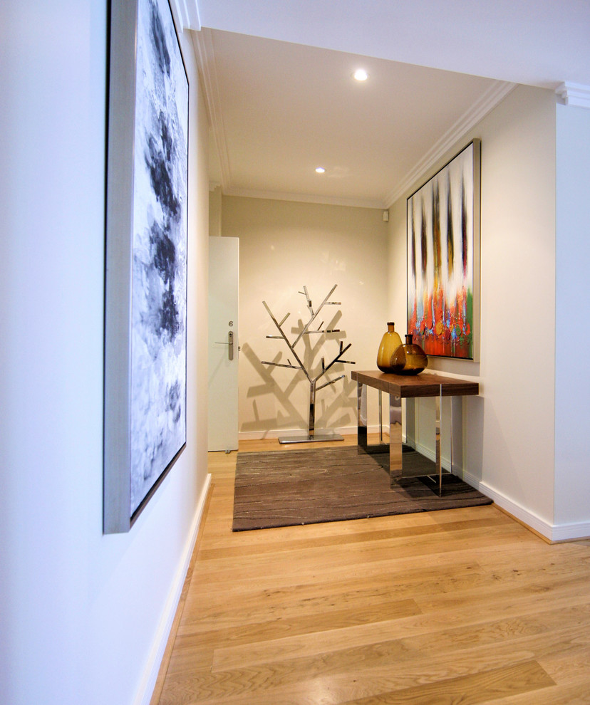 Große Moderne Haustür mit weißer Wandfarbe, hellem Holzboden, Einzeltür, weißer Haustür und gelbem Boden in Perth