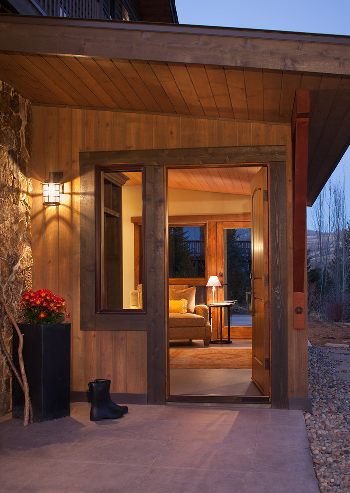 Klassische Haustür mit Einzeltür und hellbrauner Holzhaustür in Denver
