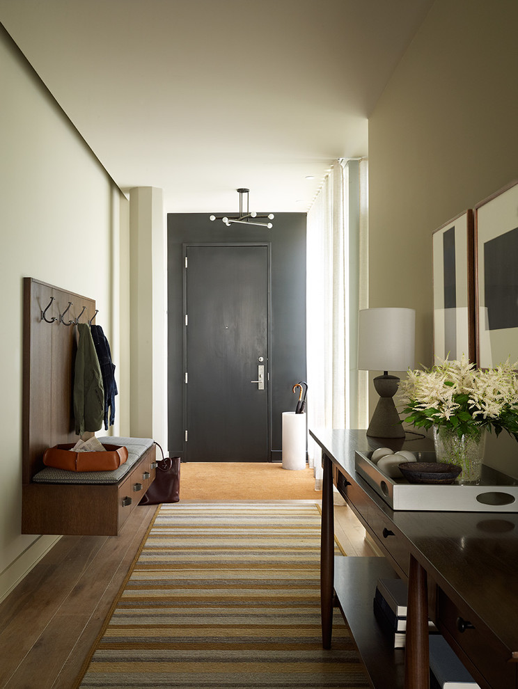 Exemple d'une entrée tendance avec un couloir et un sol en bois brun.
