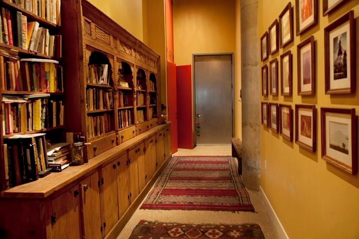 ニューヨークにある高級な中くらいなエクレクティックスタイルのおしゃれな玄関ロビー (黄色い壁、カーペット敷き、グレーのドア、ベージュの床) の写真
