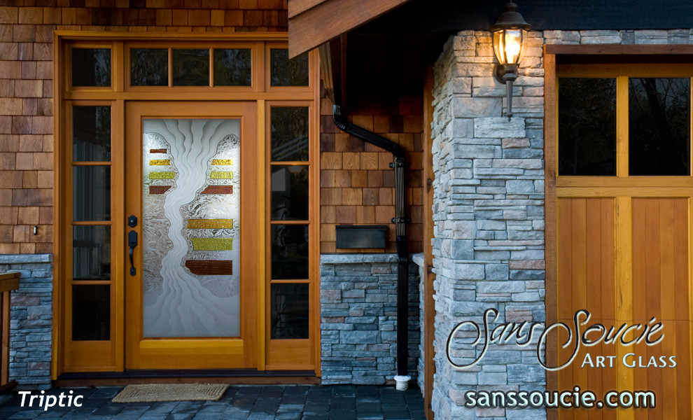 Immagine di una grande porta d'ingresso stile rurale con pareti beige, pavimento in travertino, una porta a due ante e una porta in vetro